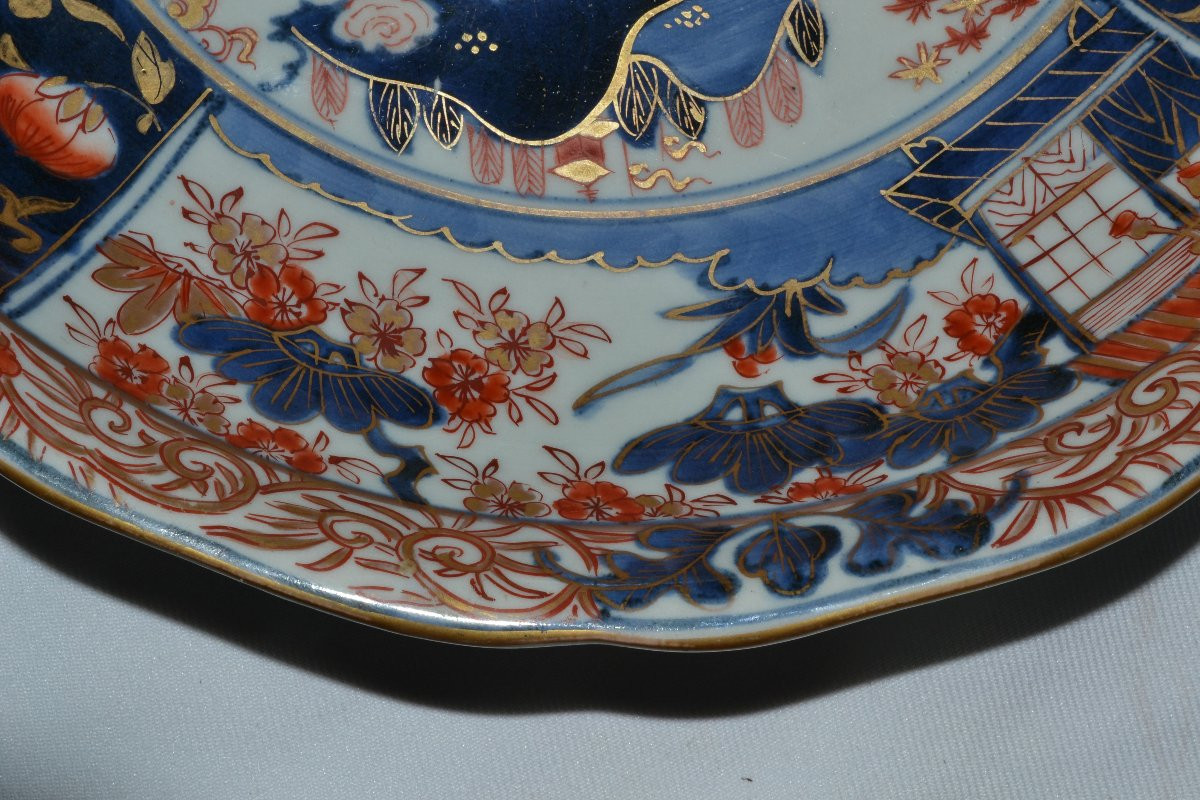 Plat en porcelaine de style Imari. Japon, Arita fin 17°siècle. -photo-4