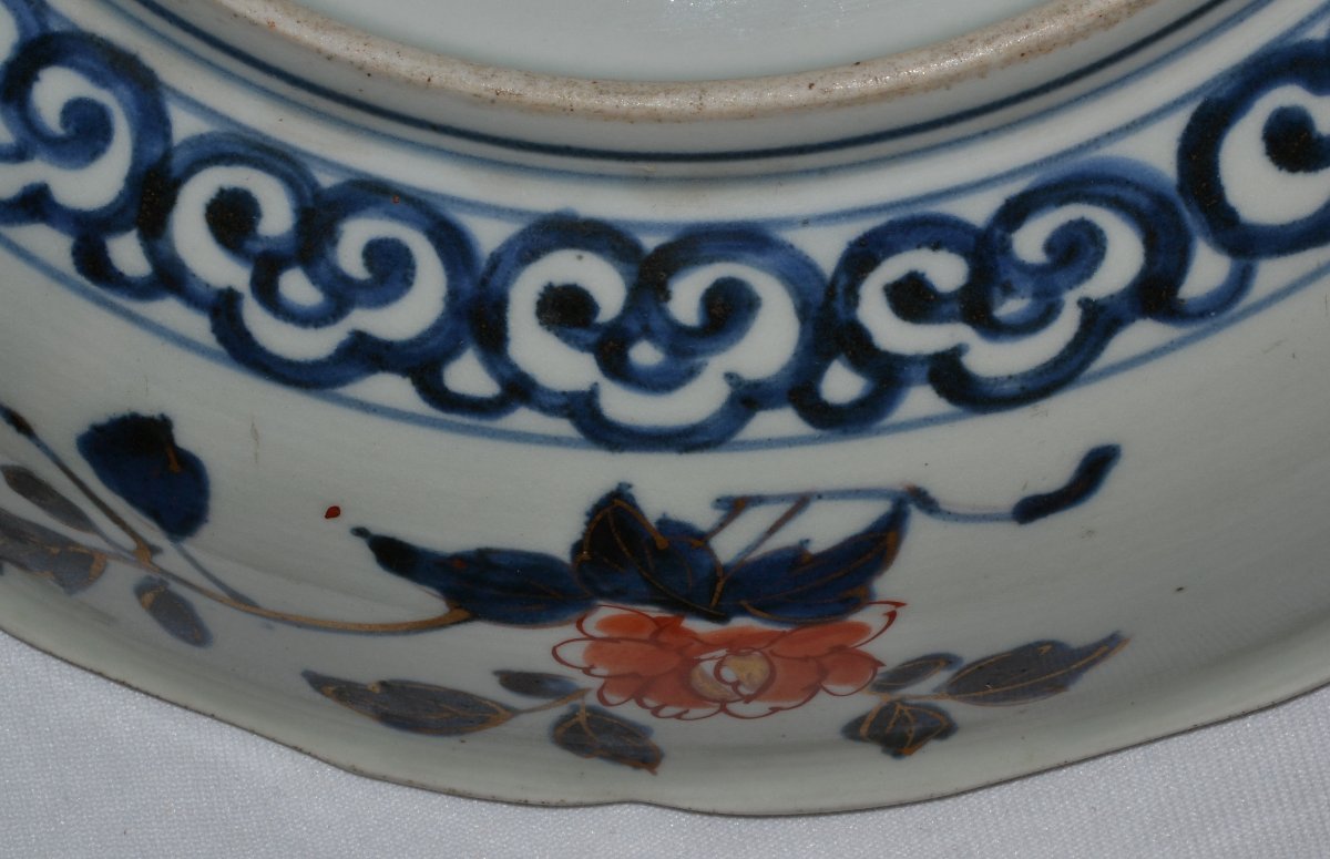 Plat en porcelaine de style Imari. Japon, Arita fin 17°siècle. -photo-5