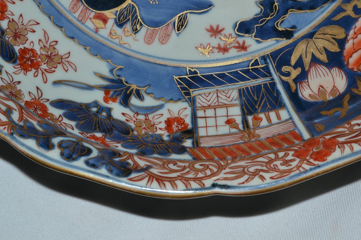 Plat en porcelaine de style Imari. Japon, Arita fin 17°siècle. -photo-6