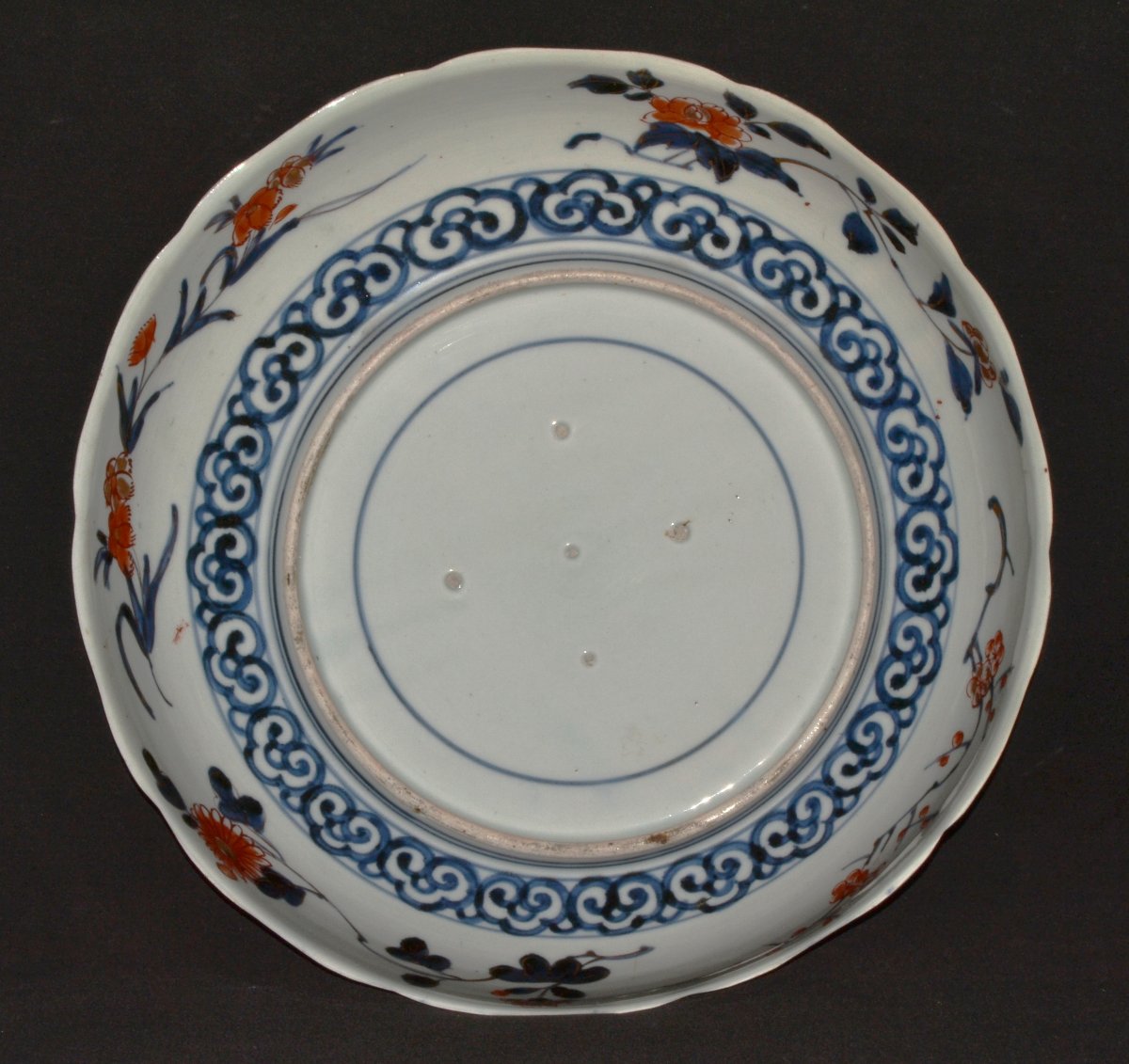 Plat en porcelaine de style Imari. Japon, Arita fin 17°siècle. -photo-7