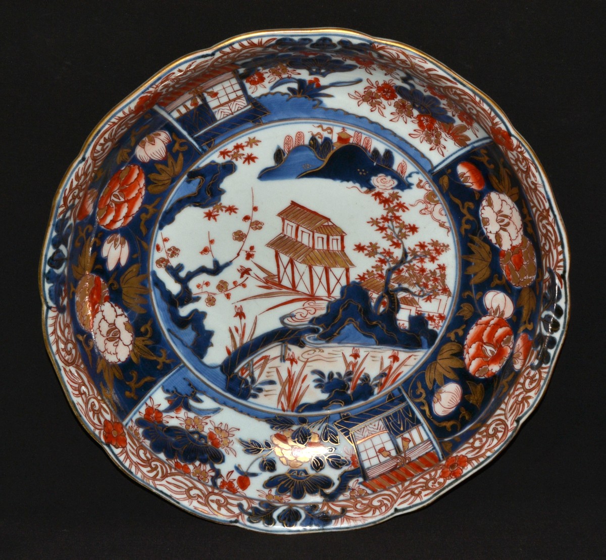 Plat en porcelaine de style Imari. Japon, Arita fin 17°siècle. 