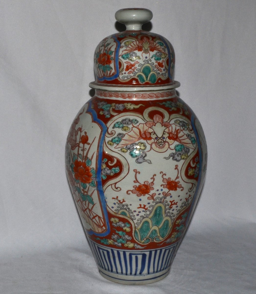 Vase en porcelaine émaillé dans le style Imari. Japon Arita vers 1800. -photo-1