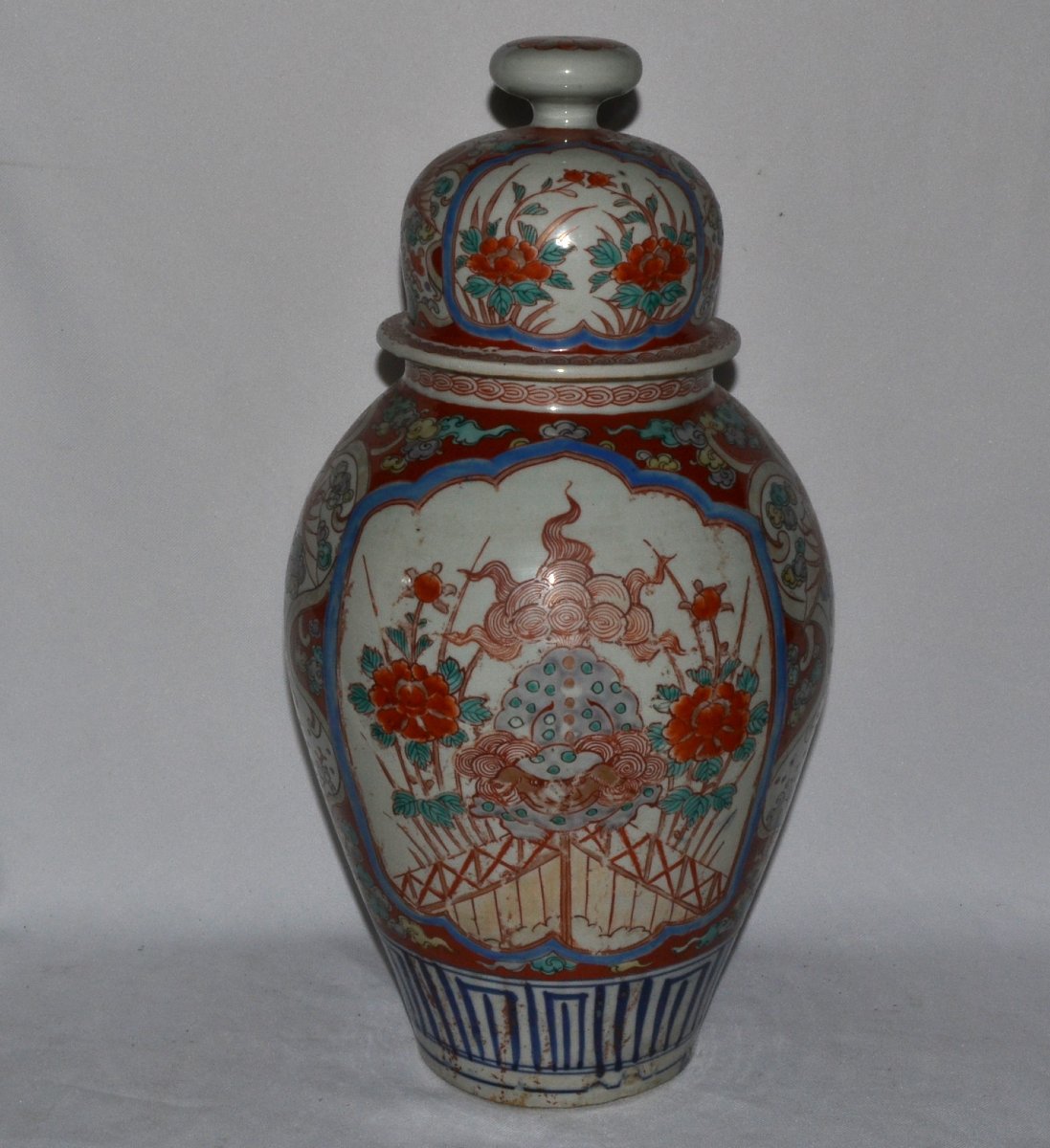 Vase en porcelaine émaillé dans le style Imari. Japon Arita vers 1800. -photo-4