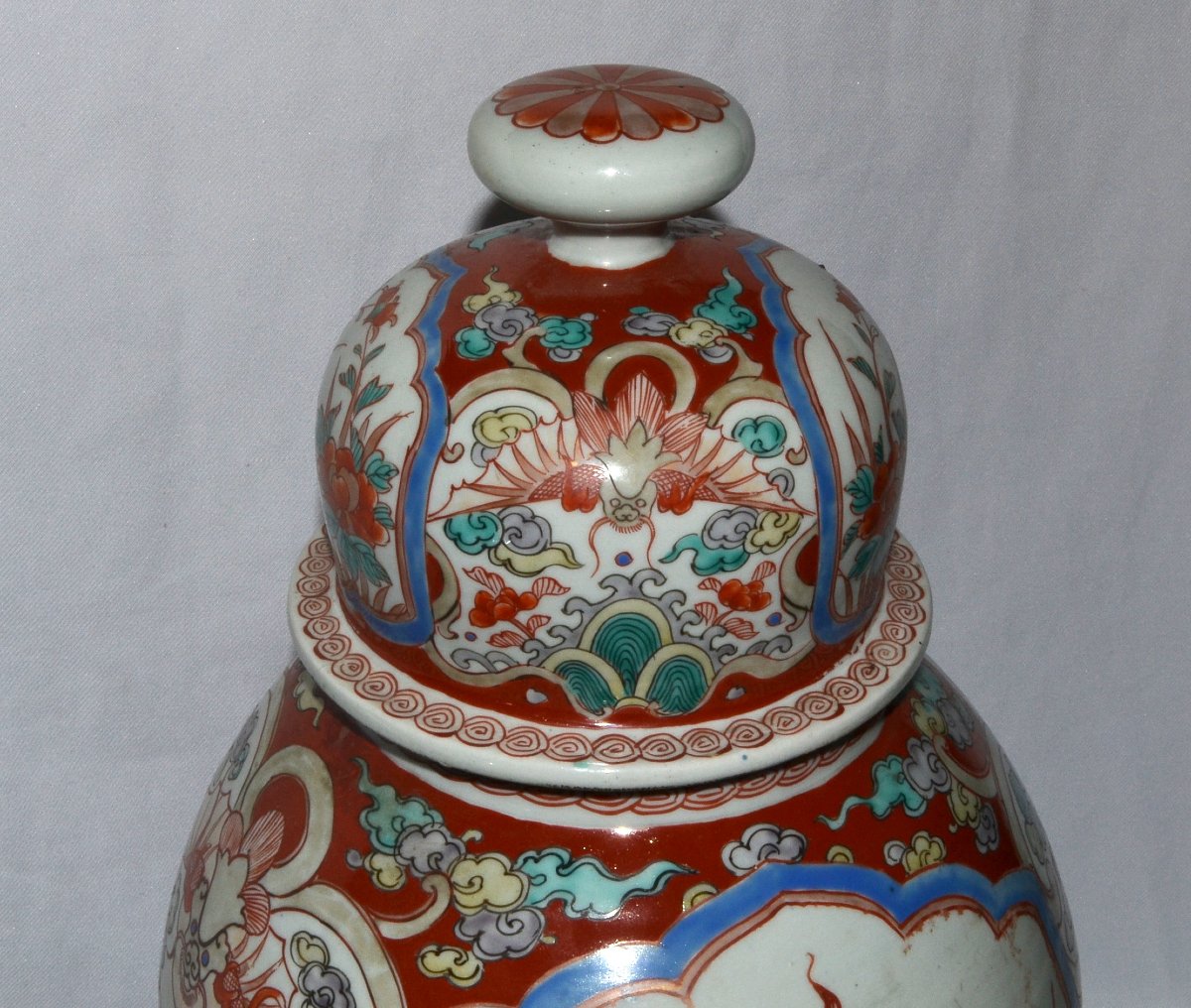 Vase en porcelaine émaillé dans le style Imari. Japon Arita vers 1800. -photo-5