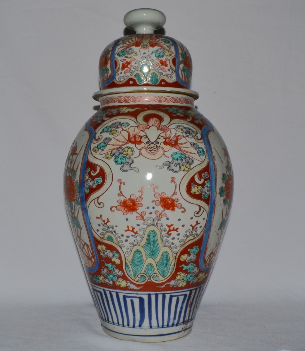 Vase en porcelaine émaillé dans le style Imari. Japon Arita vers 1800. 