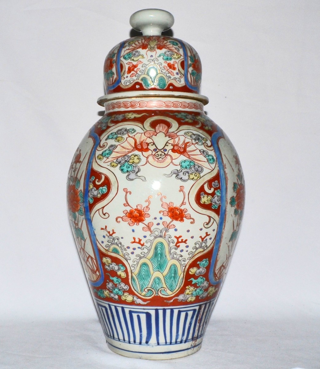Enameled Porcelain Vase In The Imari Style. Japan Arita Circa 1800.