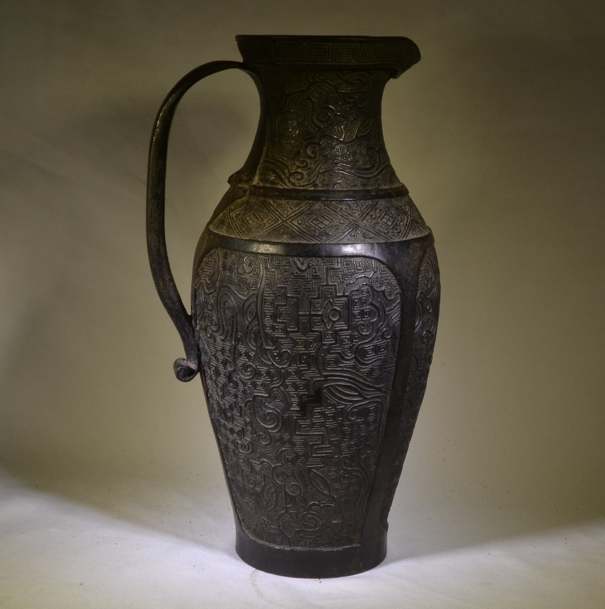 Pichet en bronze coulé. Chine ou Japon. 18° siècle ou antérieur.-photo-3