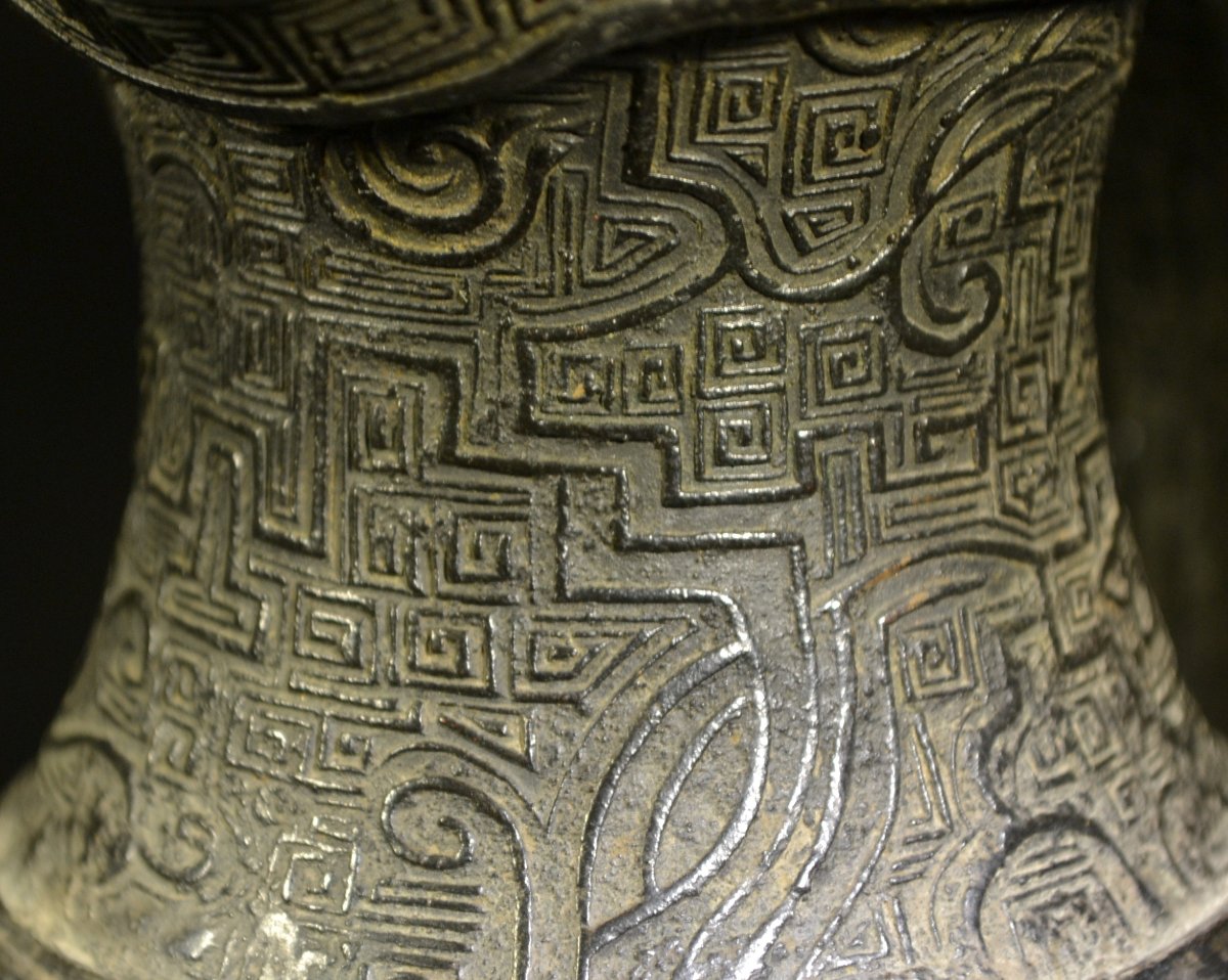 Pichet en bronze coulé. Chine ou Japon. 18° siècle ou antérieur.-photo-4