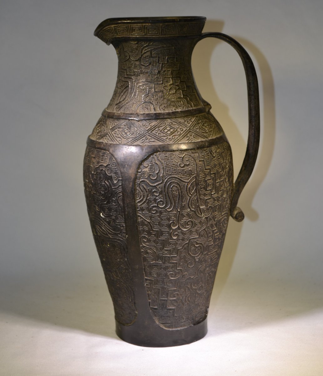 Pichet en bronze coulé. Chine ou Japon. 18° siècle ou antérieur.-photo-1