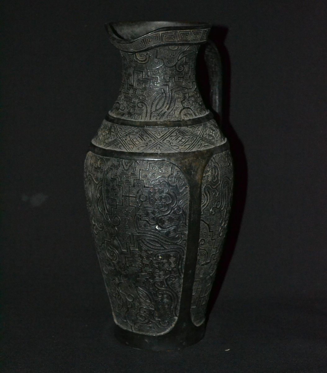 Pichet en bronze coulé. Chine ou Japon. 18° siècle ou antérieur.-photo-3