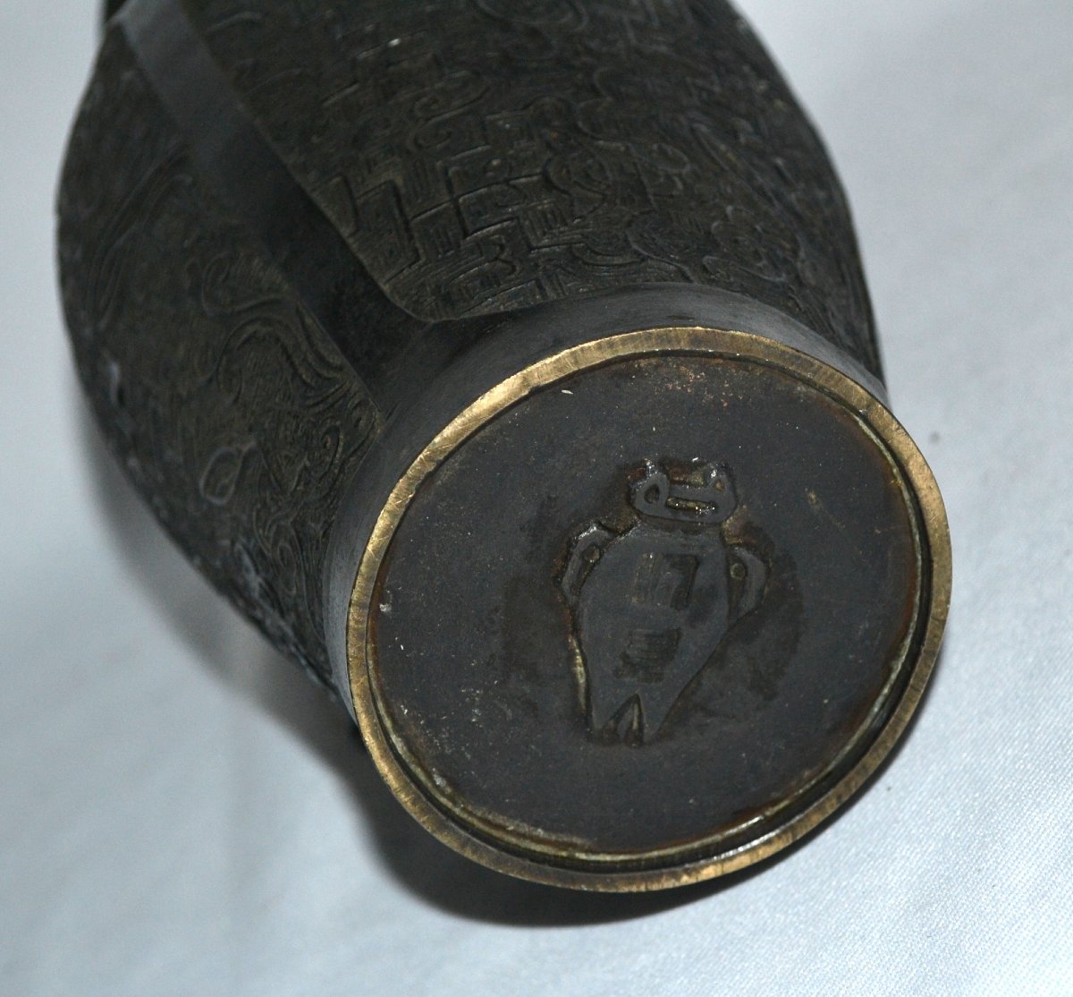 Pichet en bronze coulé. Chine ou Japon. 18° siècle ou antérieur.-photo-5