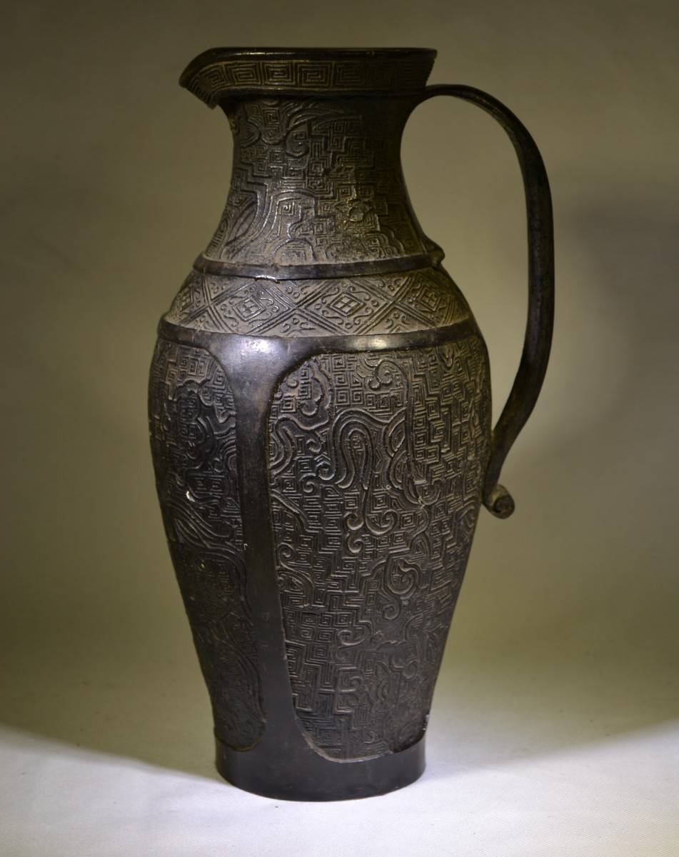 Pichet en bronze coulé. Chine ou Japon. 18° siècle ou antérieur.