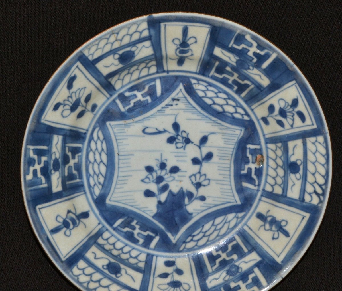 Plat en porcelaine dure. Décor Bleu et blanc. Chine ou Japon 16°-17°siècle. -photo-2