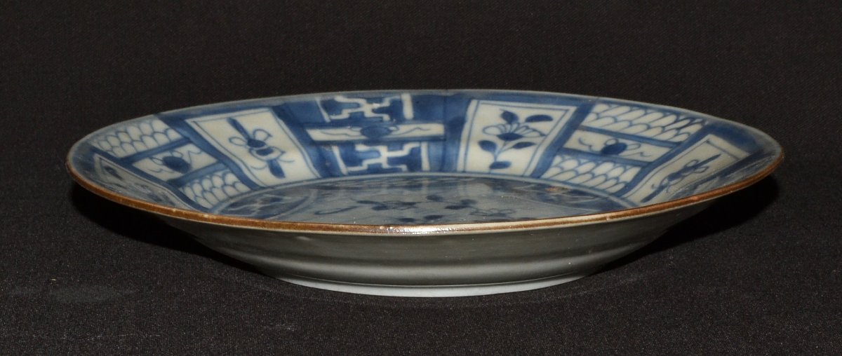Plat en porcelaine dure. Décor Bleu et blanc. Chine ou Japon 16°-17°siècle. -photo-3