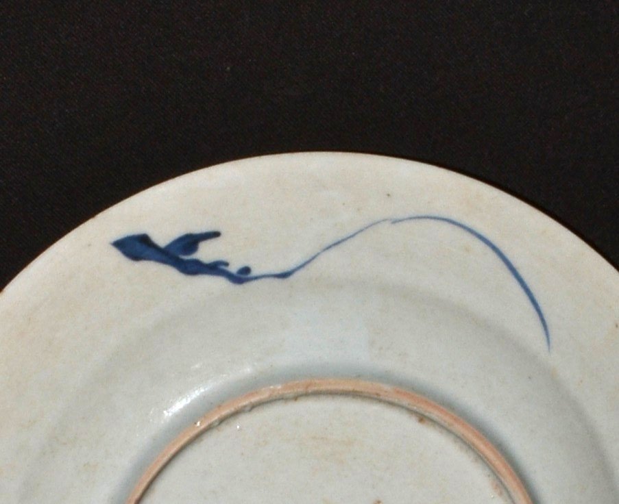 Plat en porcelaine dure. Décor Bleu et blanc. Chine ou Japon 16°-17°siècle. -photo-1