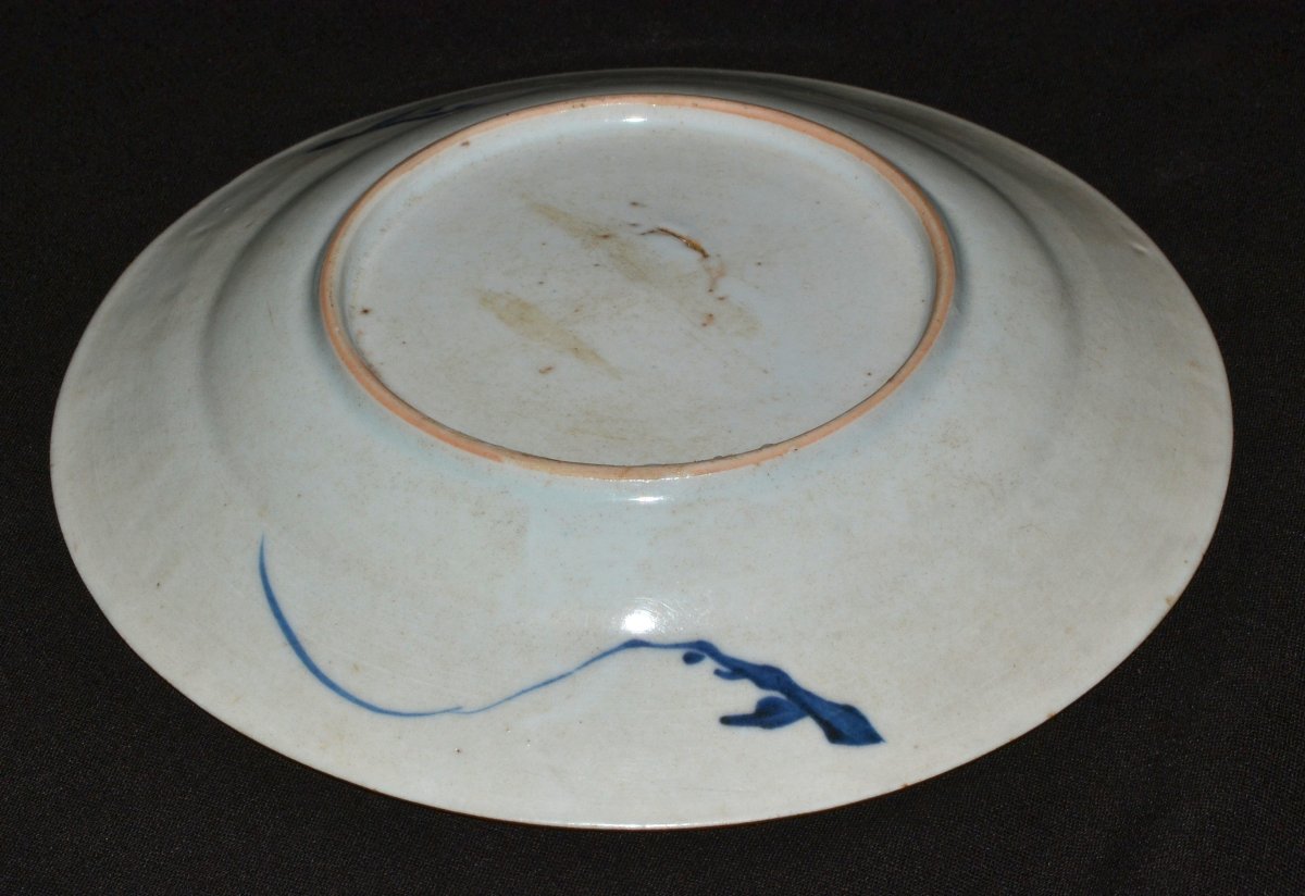 Plat en porcelaine dure. Décor Bleu et blanc. Chine ou Japon 16°-17°siècle. -photo-2