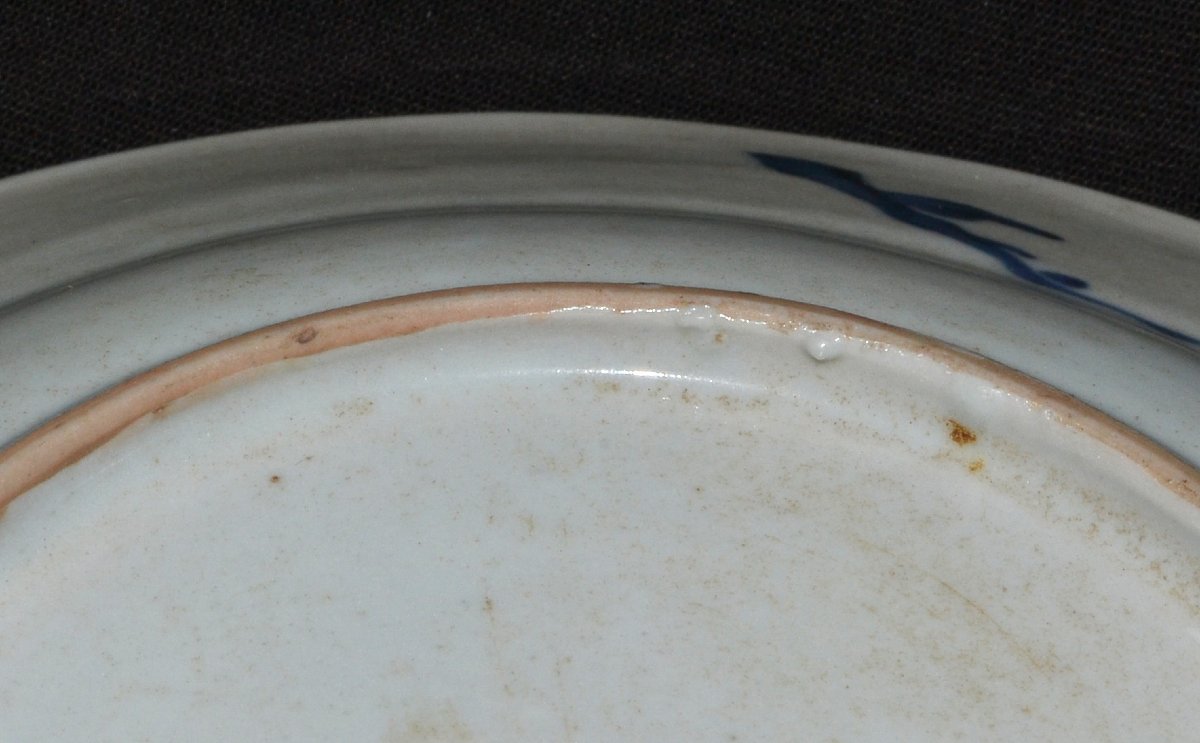 Plat en porcelaine dure. Décor Bleu et blanc. Chine ou Japon 16°-17°siècle. -photo-3