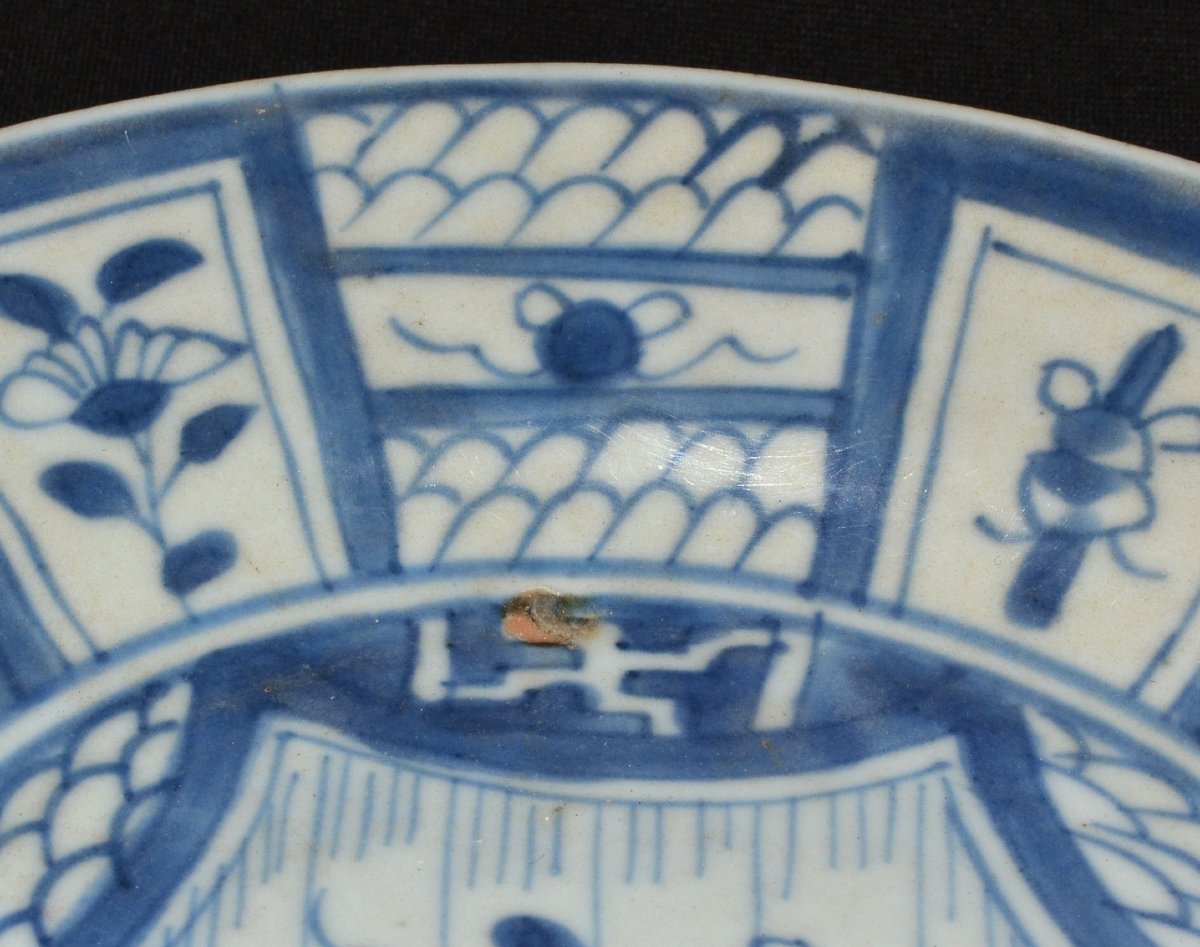 Plat en porcelaine dure. Décor Bleu et blanc. Chine ou Japon 16°-17°siècle. -photo-4