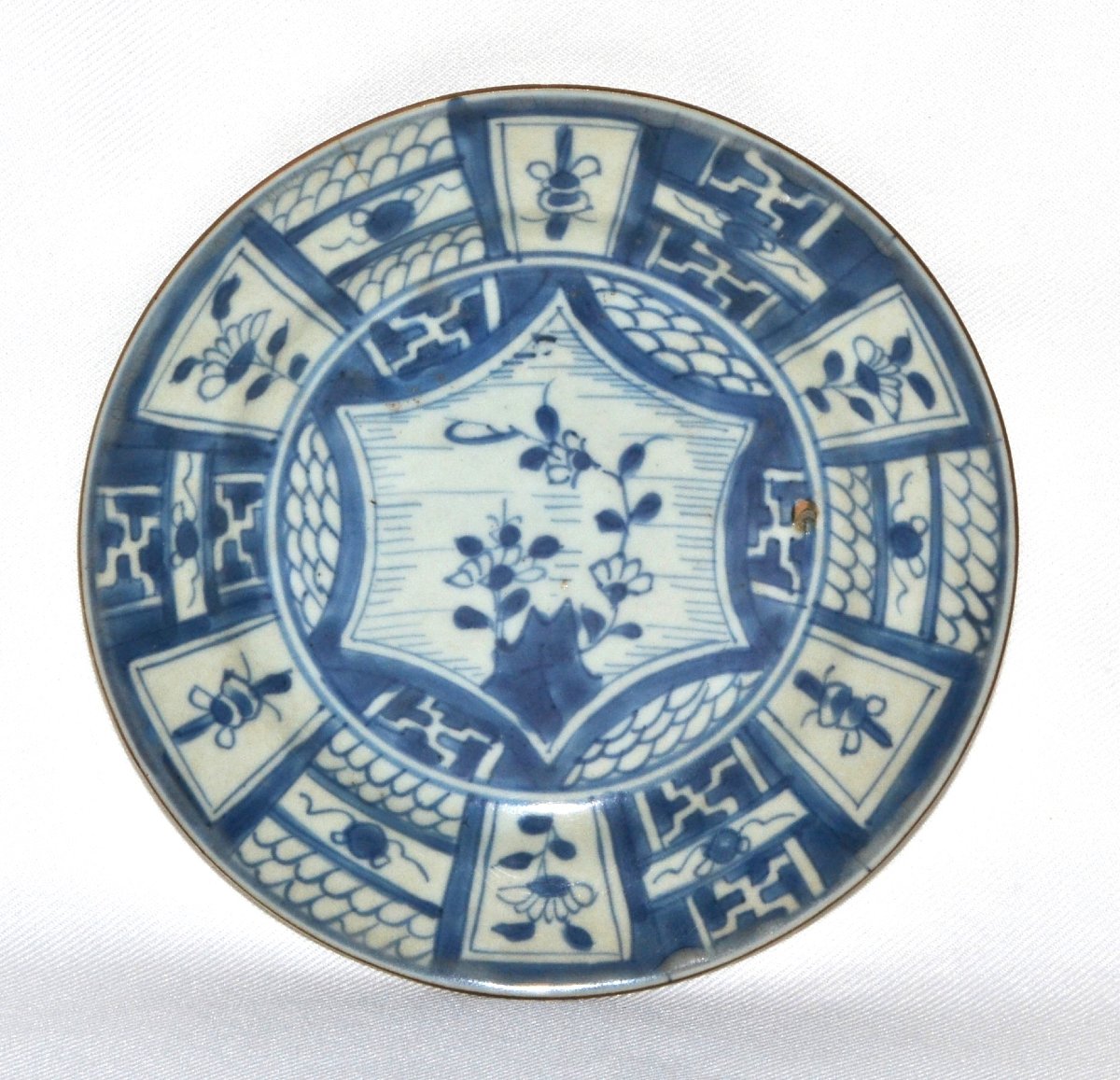 Plat en porcelaine dure. Décor Bleu et blanc. Chine ou Japon 16°-17°siècle. -photo-5