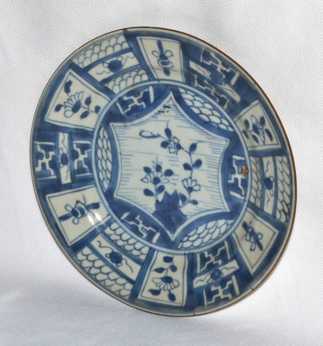Plat en porcelaine dure. Décor Bleu et blanc. Chine ou Japon 16°-17°siècle. -photo-6