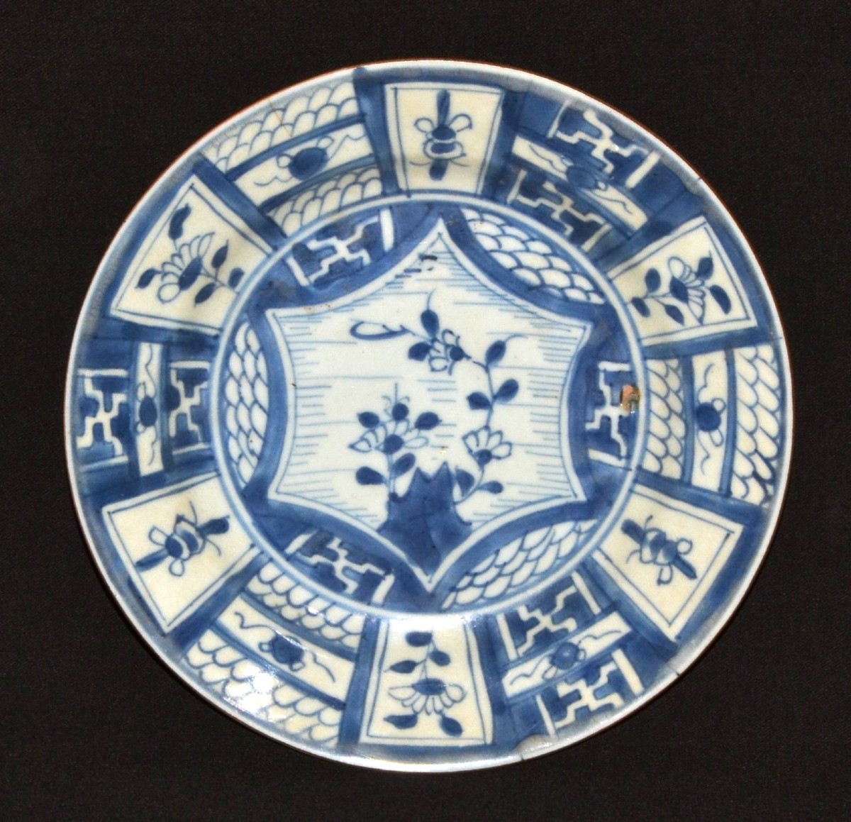 Plat en porcelaine dure. Décor Bleu et blanc. Chine ou Japon 16°-17°siècle. 