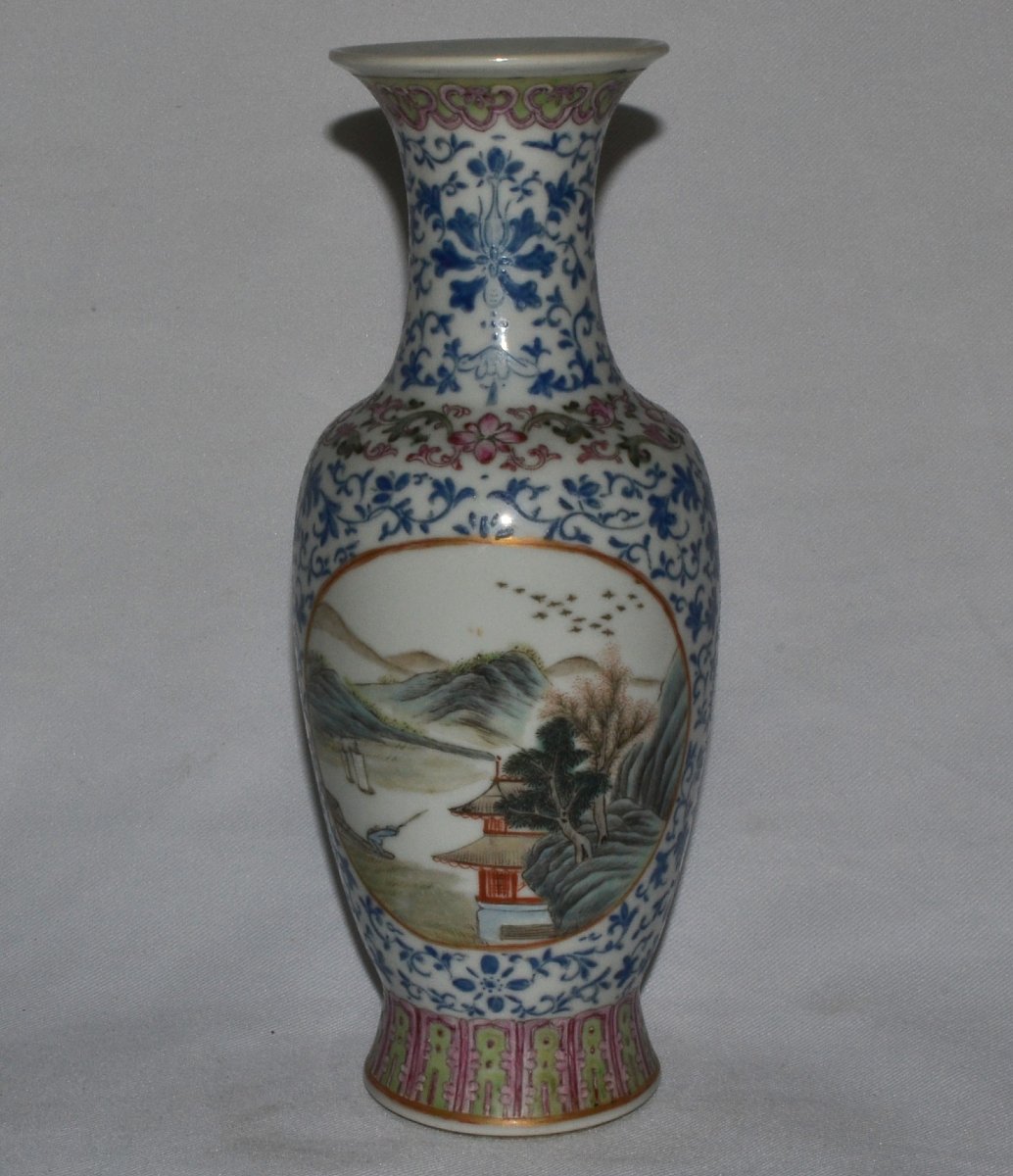 Vase en porcelaine. Marque de Qianlong. Chine 19° siècle. -photo-3