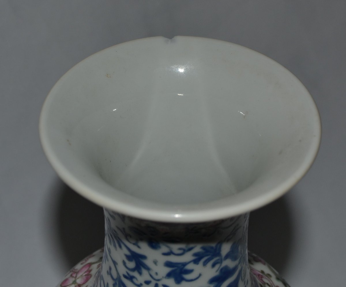 Vase en porcelaine. Marque de Qianlong. Chine 19° siècle. -photo-1