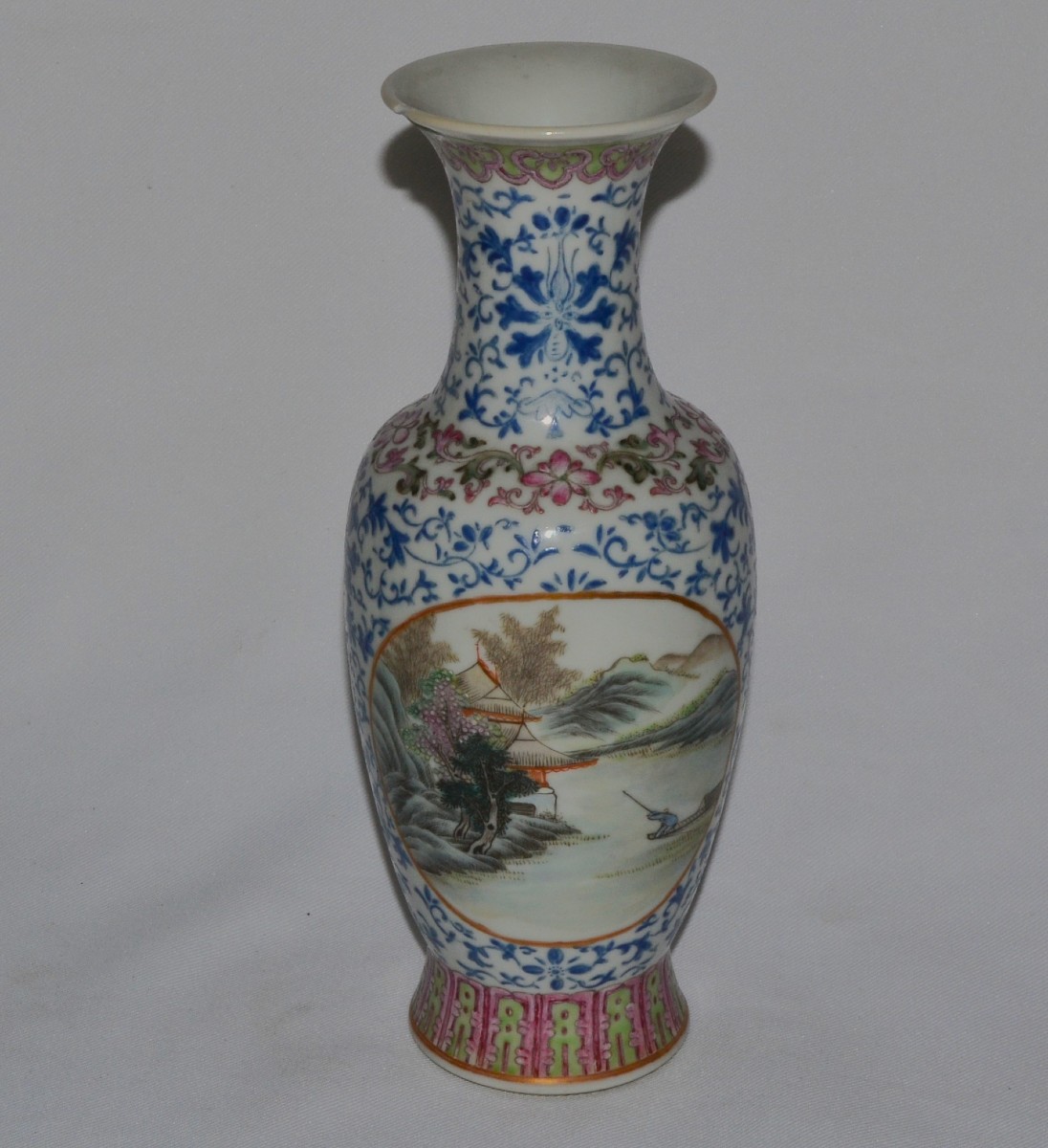 Vase en porcelaine. Marque de Qianlong. Chine 19° siècle. 