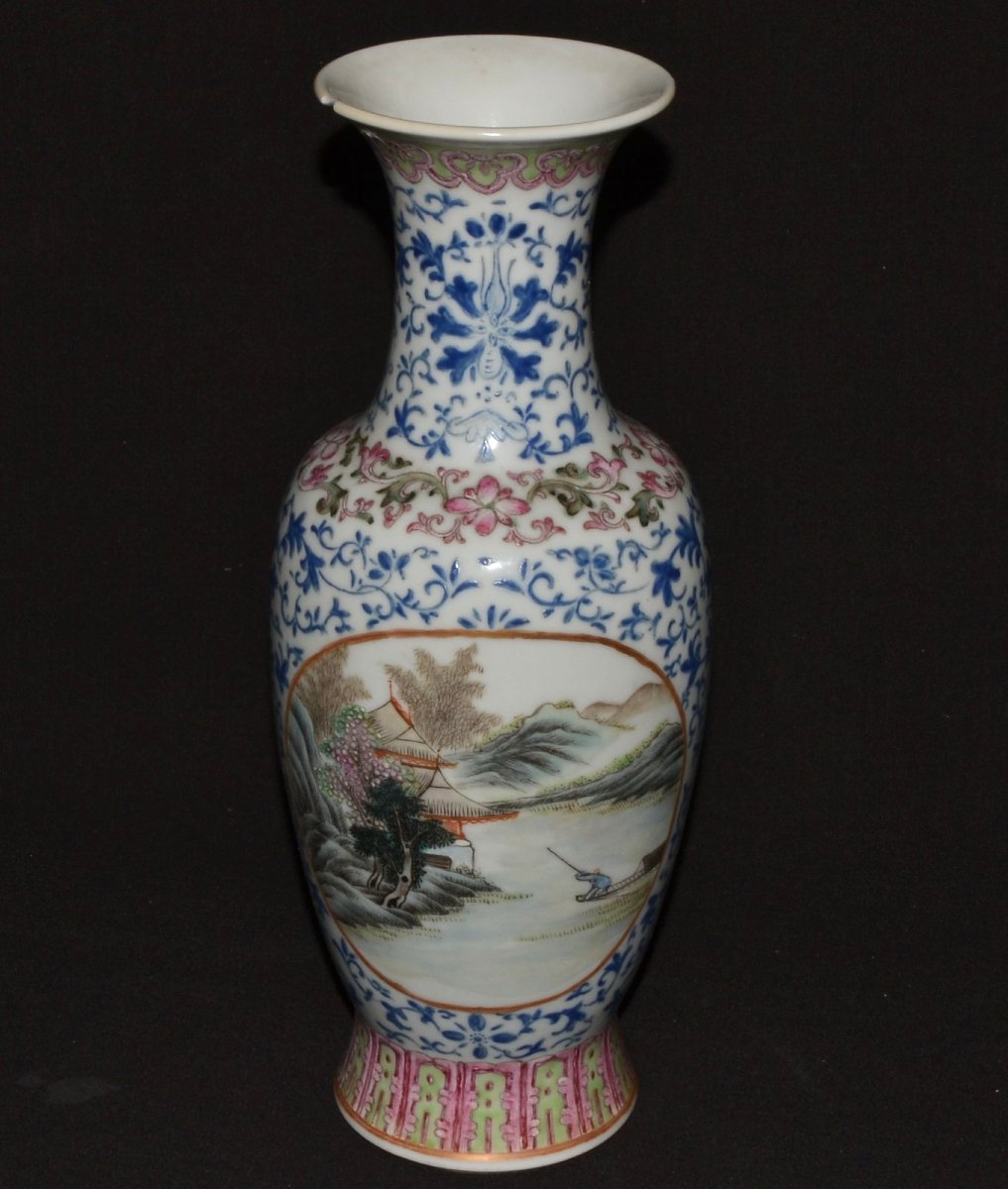 Vase en porcelaine. Marque de Qianlong. Chine 19° siècle. 