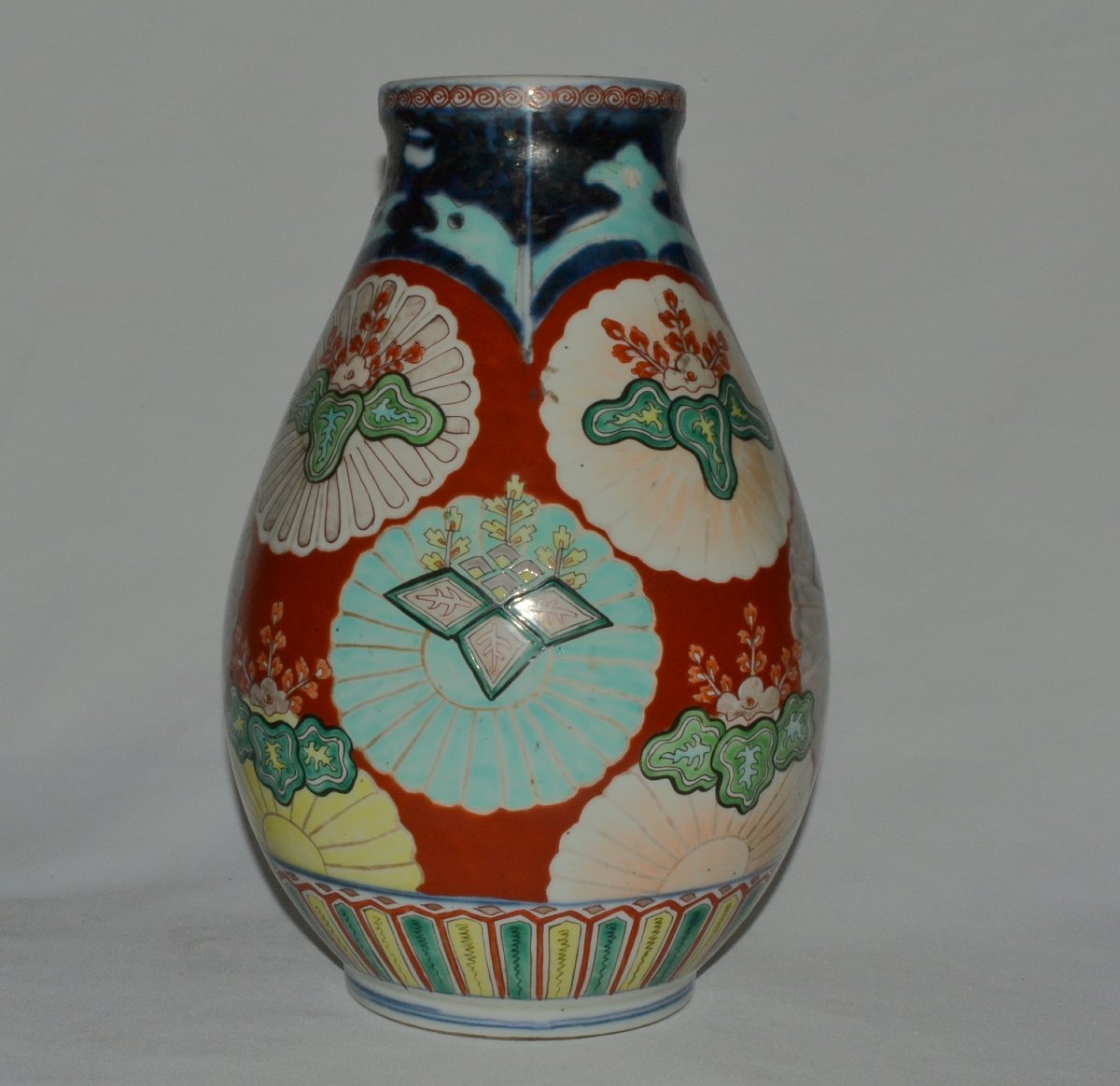 Japanese Porcelain Vase. Imperial Mon Decoration. Arita Kilns. Edo Period-photo-2