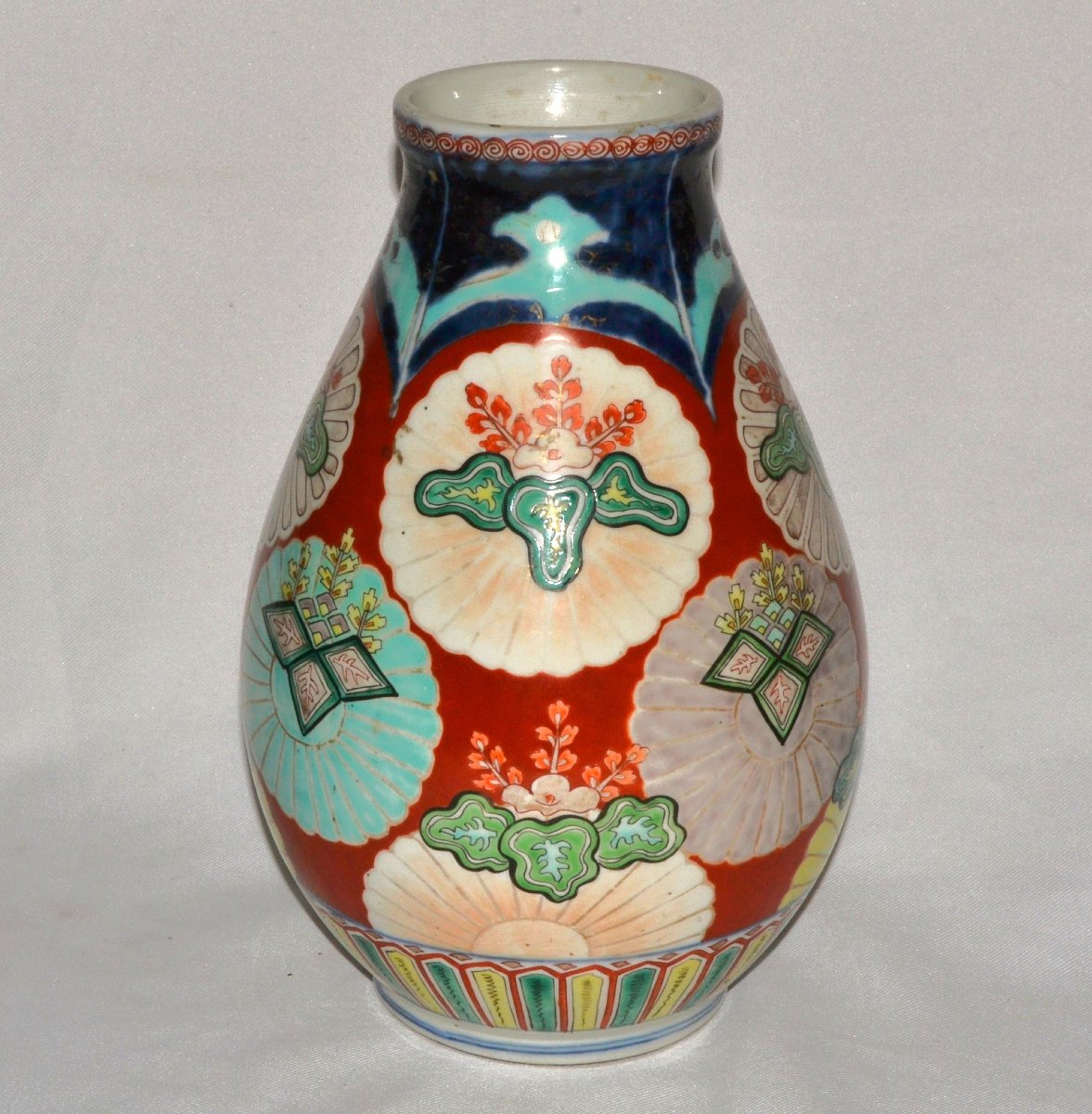 Japanese Porcelain Vase. Imperial Mon Decoration. Arita Kilns. Edo Period
