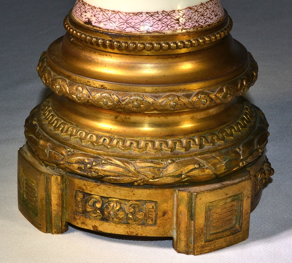 Vase en porcelaine de Chine monture en bronze doré. Règne de Yongzheng,18° siècle.-photo-4