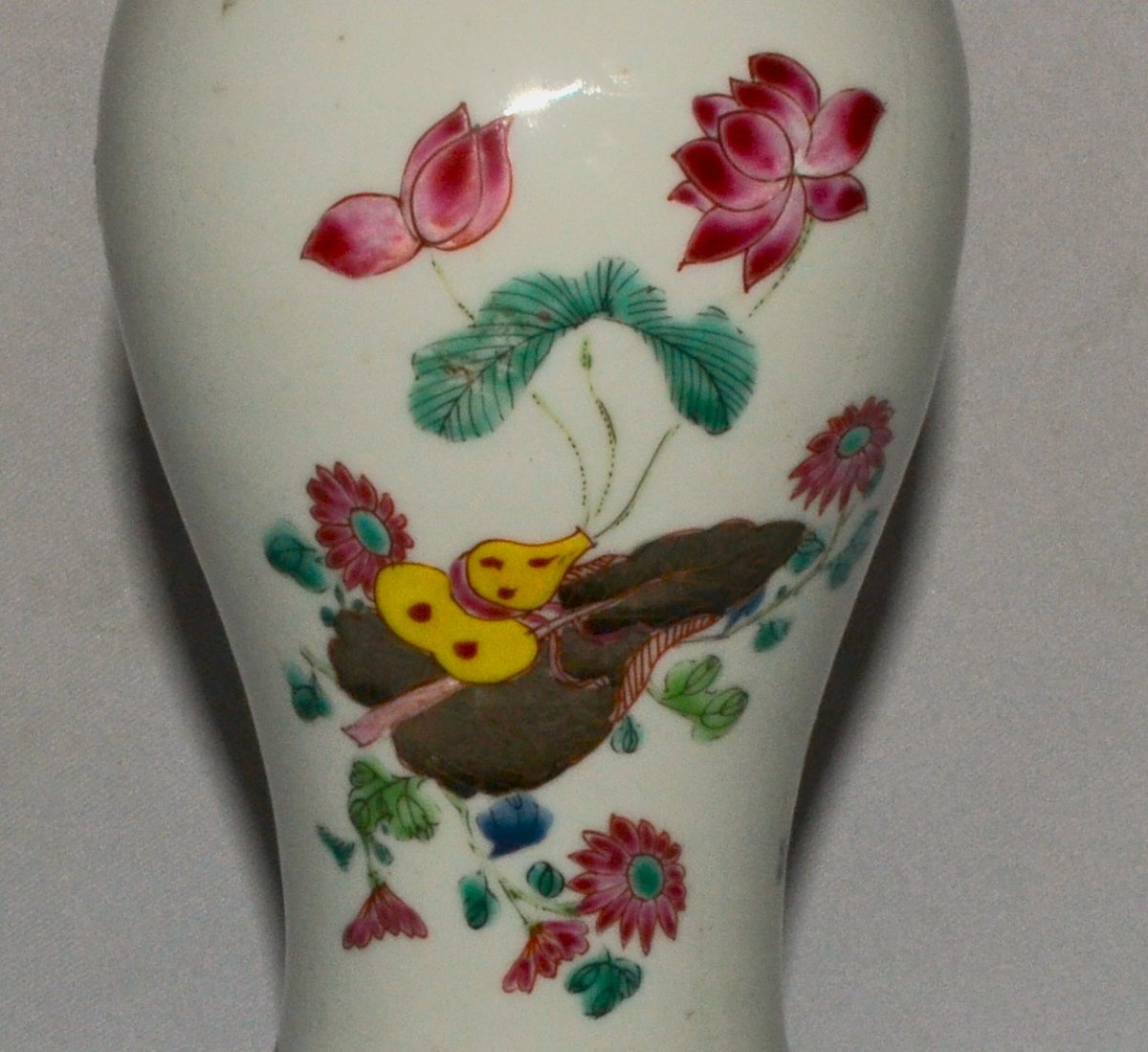Vase en porcelaine de Chine monture en bronze doré. Règne de Yongzheng,18° siècle.-photo-1