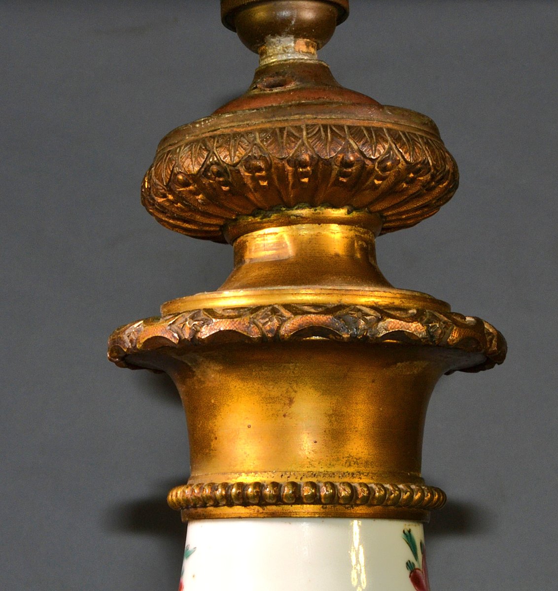 Vase en porcelaine de Chine monture en bronze doré. Règne de Yongzheng,18° siècle.-photo-3