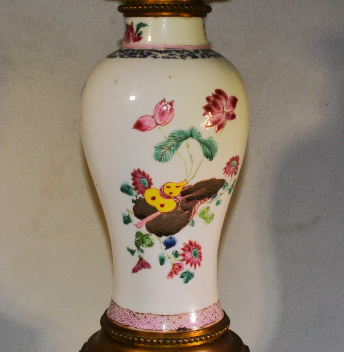 Vase en porcelaine de Chine monture en bronze doré. Règne de Yongzheng,18° siècle.-photo-4