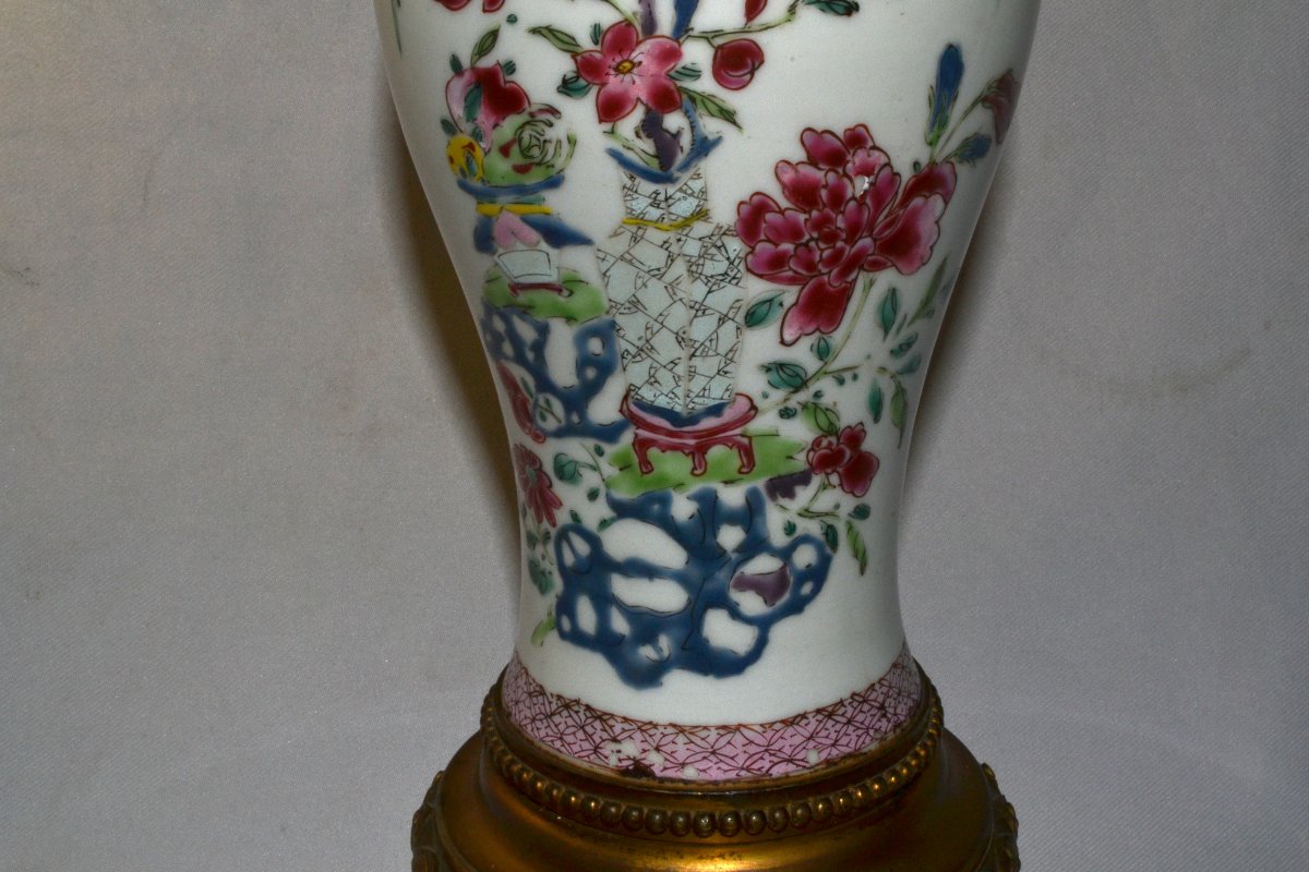 Vase en porcelaine de Chine monture en bronze doré. Règne de Yongzheng,18° siècle.-photo-5