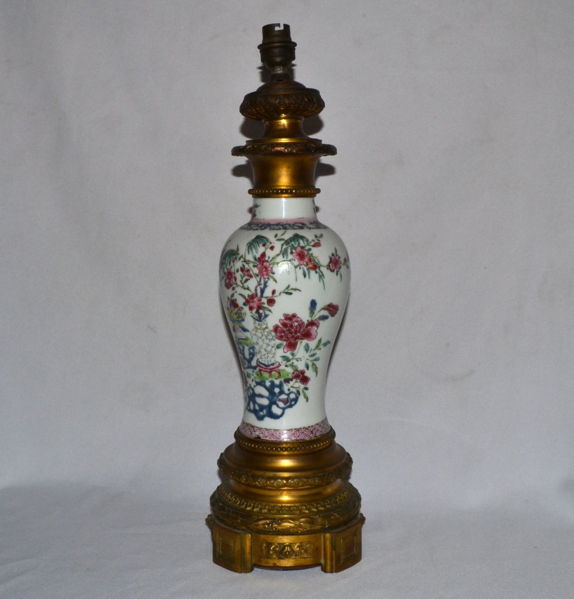 Vase en porcelaine de Chine monture en bronze doré. Règne de Yongzheng,18° siècle.-photo-7
