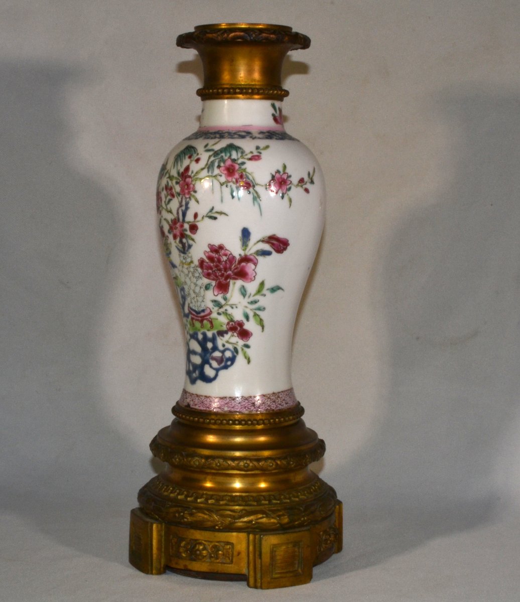 Vase en porcelaine de Chine monture en bronze doré. Règne de Yongzheng,18° siècle.