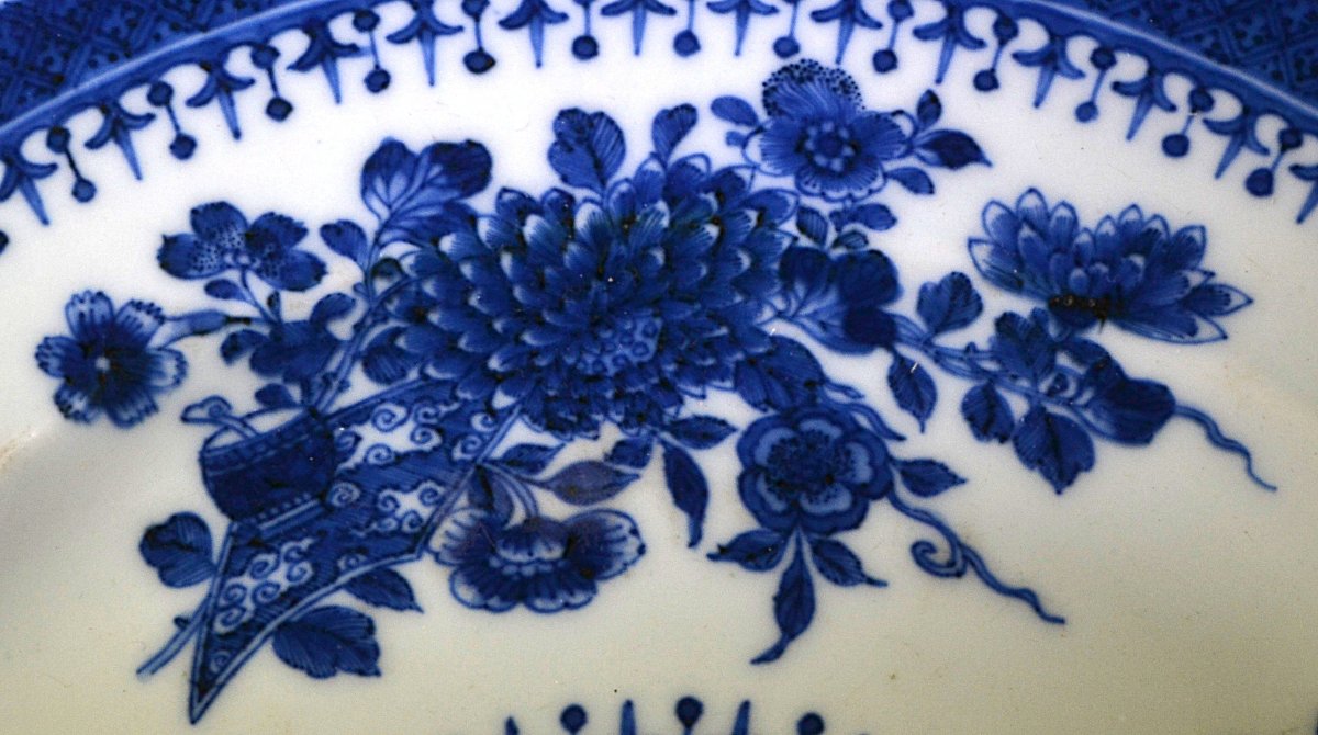 Paire de plats en porcelaine, décorés en bleu. Chine, XVIII° siècle. Qualité Impériale.  -photo-2