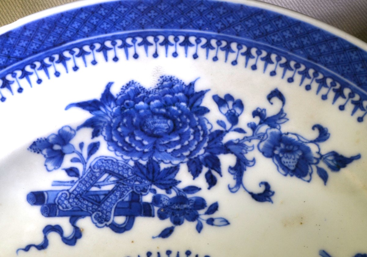 Paire de plats en porcelaine, décorés en bleu. Chine, XVIII° siècle. Qualité Impériale.  -photo-3