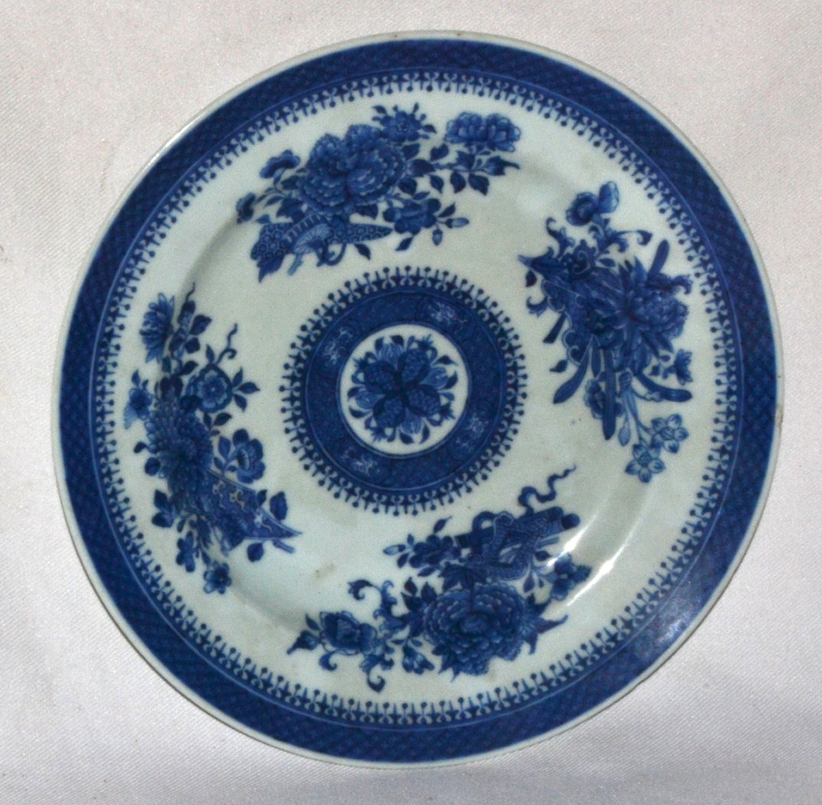 Paire de plats en porcelaine, décorés en bleu. Chine, XVIII° siècle. Qualité Impériale.  -photo-2