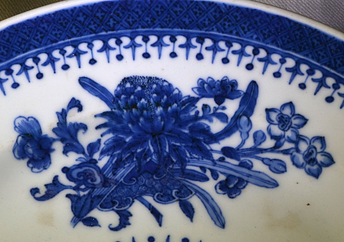 Paire de plats en porcelaine, décorés en bleu. Chine, XVIII° siècle. Qualité Impériale.  -photo-3