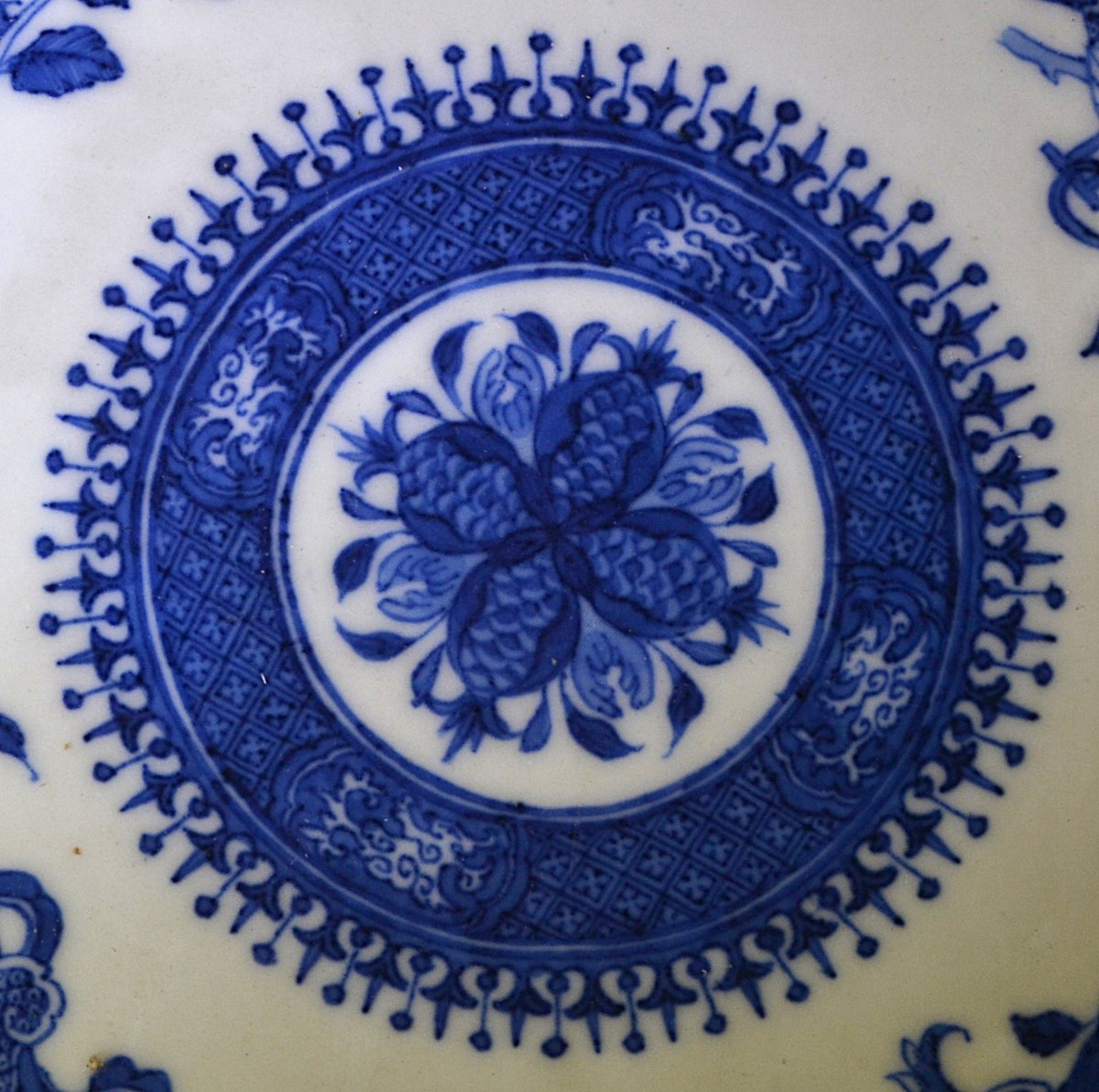 Paire de plats en porcelaine, décorés en bleu. Chine, XVIII° siècle. Qualité Impériale.  -photo-6