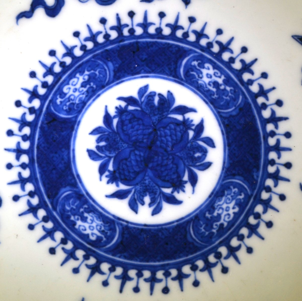 Paire de plats en porcelaine, décorés en bleu. Chine, XVIII° siècle. Qualité Impériale.  -photo-7