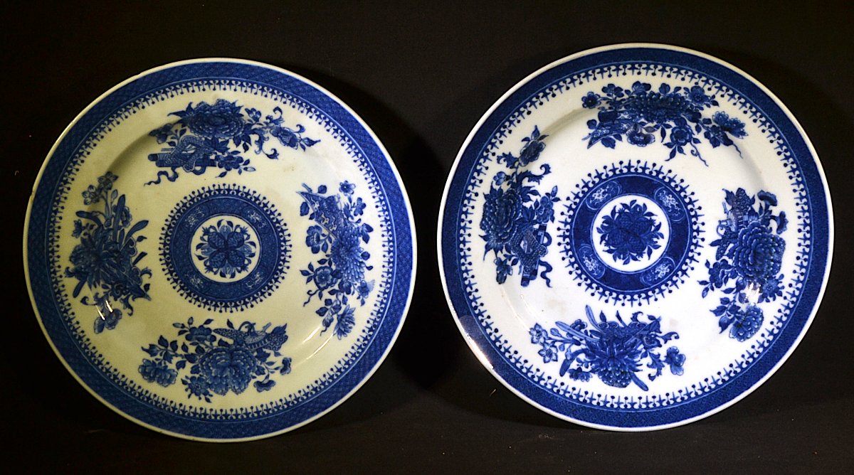 Paire de plats en porcelaine, décorés en bleu. Chine, XVIII° siècle. Qualité Impériale.  -photo-8