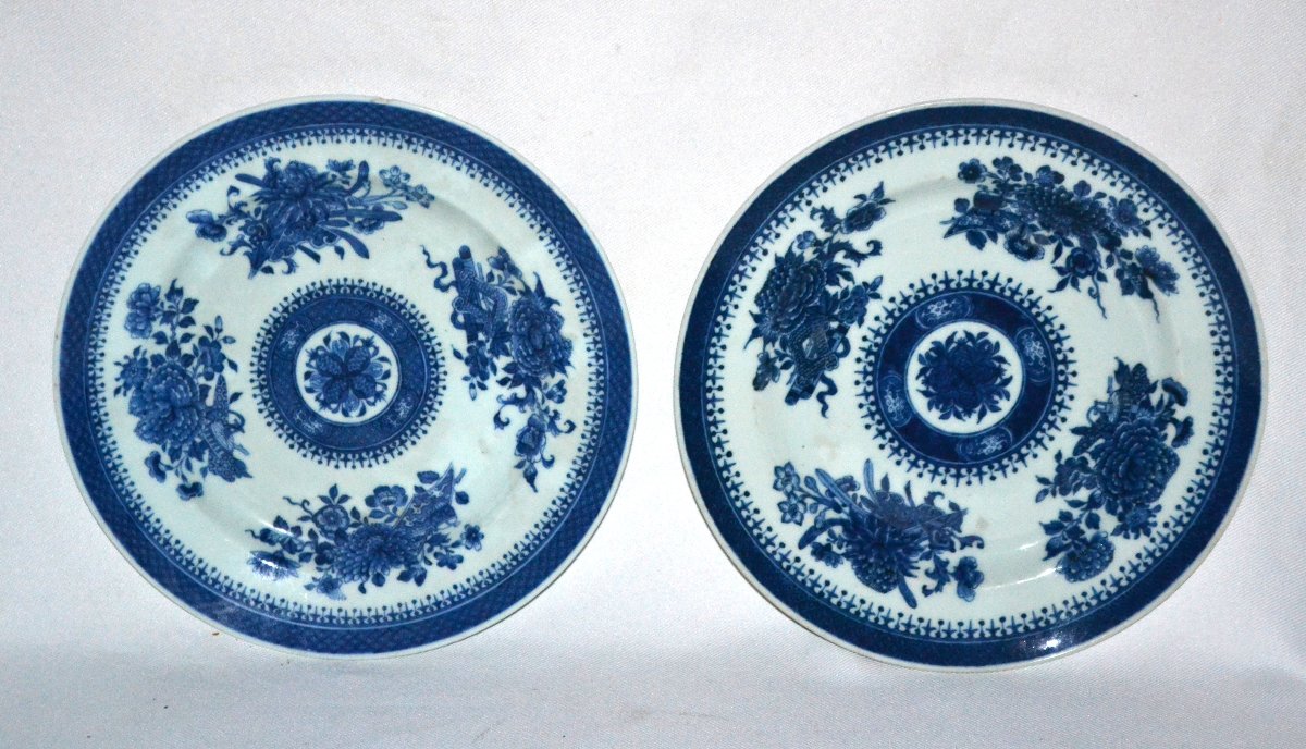 Paire de plats en porcelaine, décorés en bleu. Chine, XVIII° siècle. Qualité Impériale.  