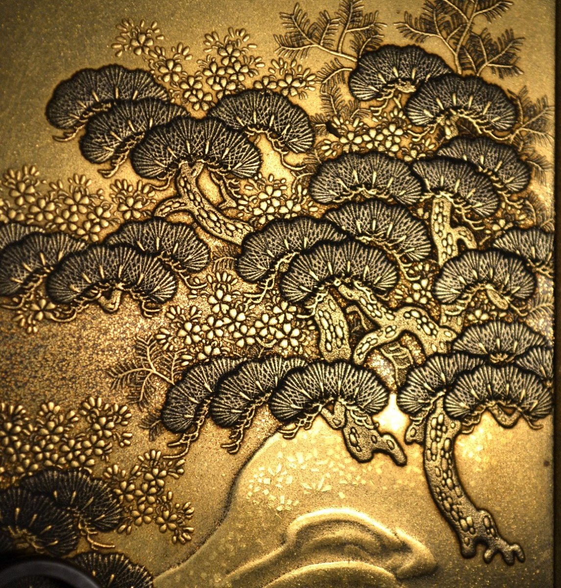 Boite en laque or. Kobako. Décor de Chrysanthèmes. Japon Edo. -photo-2