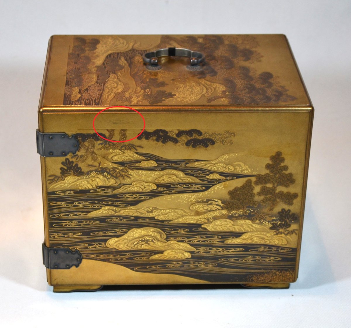 Boite en laque or. Kobako. Décor de Chrysanthèmes. Japon Edo. -photo-4