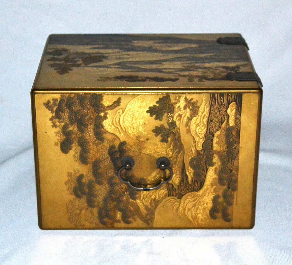 Boite en laque or. Kobako. Décor de Chrysanthèmes. Japon Edo. -photo-1