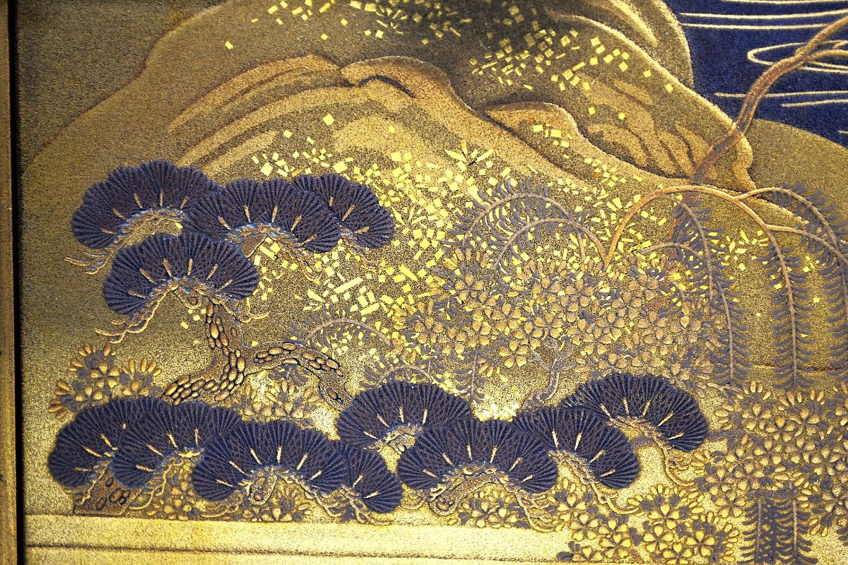 Boite en laque or. Kobako. Décor de Chrysanthèmes. Japon Edo. -photo-2